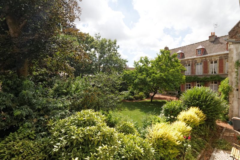 Vue sur jardin prise du 1er étage, de la fenêtre en haut de l'escalier.